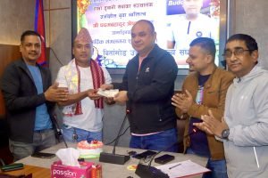 Read more about the article ‘व्यवसायी राहत कोष’मा ढुवानी व्यवसायी पदम श्रेष्ठको सहयोग