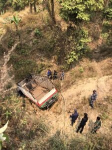 Read more about the article इलाममा मिनी ट्रक दुर्घटना: आगलागी र चालक फरार