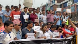 Read more about the article तीनकुने घटनाको भत्सर्ना गर्दै पत्रकार महासङ्घको देशव्यापी विरोध प्रदर्शन