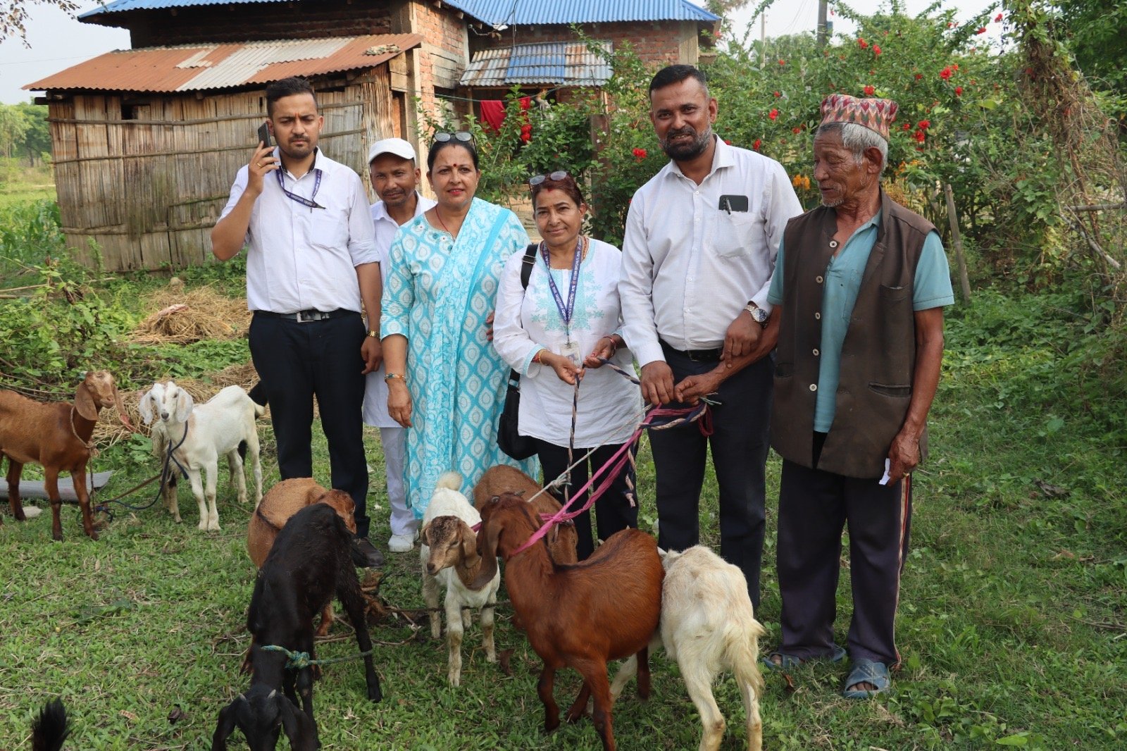 Read more about the article बिर्तामोड–२ का १५ कृषकलाई ४५ वटा बाख्रा वितरण