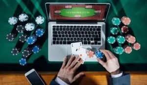 Read more about the article अनलाईन सट्टाबाजी (अनलाईन जुवा) खेलाएको आरोपमा झापाको कन्काई ८ बाट आमा छोरी पक्राउ