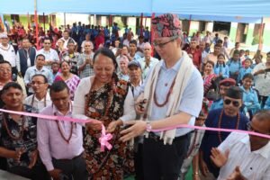 Read more about the article बिर्तामोडमा चिनियाँ सहयोगमा निर्मित विद्यालय भवन उद्घाटन, राजदूतद्वारा छात्रवृत्ति तथा स्टेशनरी सामग्री वितरण