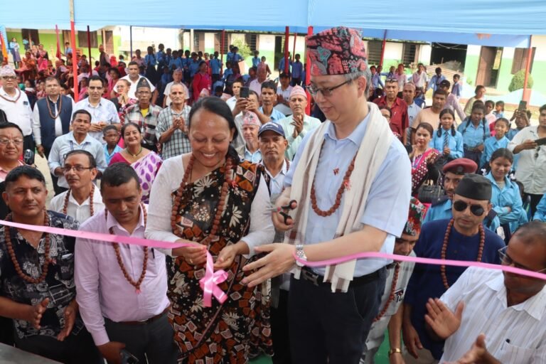 बिर्तामोडमा चिनियाँ सहयोगमा निर्मित विद्यालय भवन उद्घाटन, राजदूतद्वारा छात्रवृत्ति तथा स्टेशनरी सामग्री वितरण