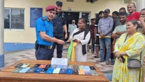 Read more about the article अनारमनी प्रहरीले २७ थान हराएका मोबाइल फेला पारेर हस्तान्तरण गर्‍यो