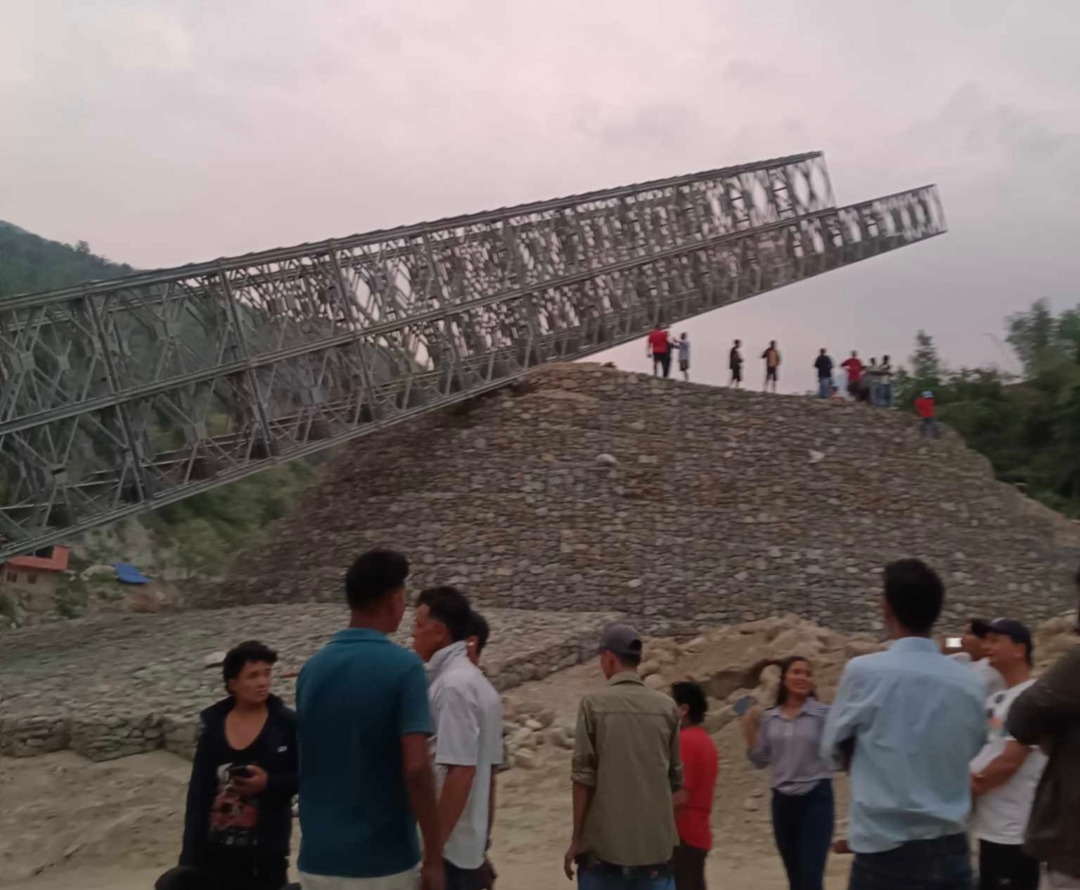 Read more about the article पाँचथरको हेंवा खोलामा बेलिब्रिज खस्दा तीन जनाको मृत्यु