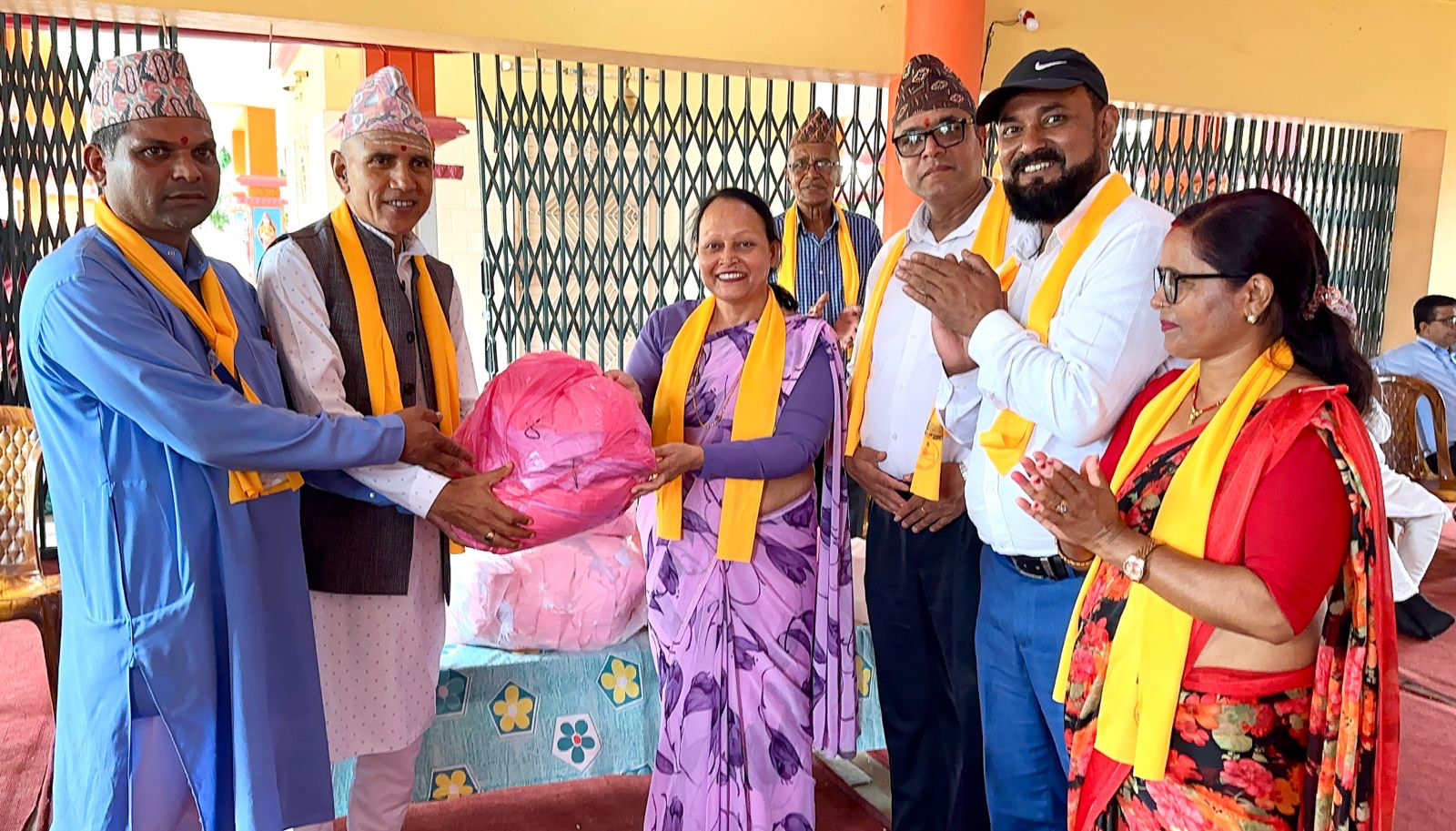 Read more about the article बिर्तामोड–२ का ५९ विद्यार्थीलाई पोसाक वितरण, नगर प्रमुखले गरे हस्तान्तरण