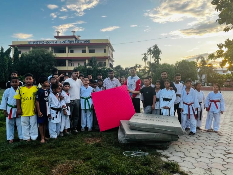 खेलकुदमा अग्रसर बिर्तामोड–३: कराते प्रशिक्षक दुर्गा निरौलालाई म्याट हस्तान्तरण