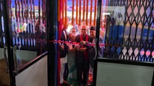 Read more about the article अस्पताल भवन आफूले उद्घाटन गर्न रिबन काट्न लाग्दा प्रधानमन्त्री ओलीले खोजे जग्गादाता