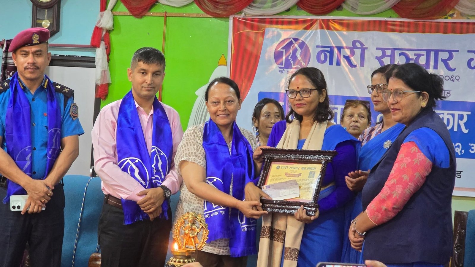 Read more about the article ‘नारी सञ्चार साधना’ पत्रकारिता पुरस्कारबाट अम्बिका भण्डारी सम्मानित