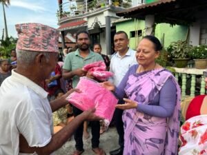 Read more about the article बिर्तामोड नगरपालिका वडा नं. ४ र ६ मा डेंगु रोकथामका लागि झुल वितरण