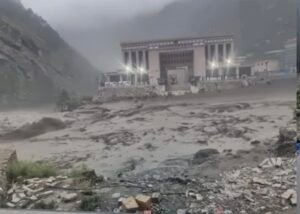 Read more about the article रसुवामा बाढीले नेपाल-चीन जोड्ने मितेरी पुल बगायो 