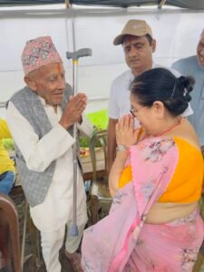 Read more about the article सभामुख देवराज घिमिरेको विशेष पहलमा बिर्तामोड–८ का ज्येष्ठ नागरिकलाई १०० थान लौरो वितरण