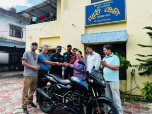 Read more about the article बिर्तामोड–३ को समन्वयमा बिर्ताबजार प्रहरी चौकीलाइ पल्सर मोटरसाइकल हस्तान्तरण 