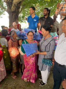 Read more about the article बिर्तामोड–१० को सुकुमबासी बस्तीमा झुल र बिरुवा वितरण