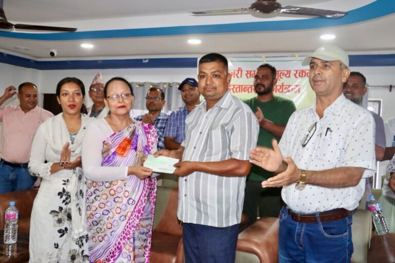 बिर्तामोड नगरपालिकाले २४ जना कृषकहरुलाई समर्थन मूल्य हस्तान्तरण