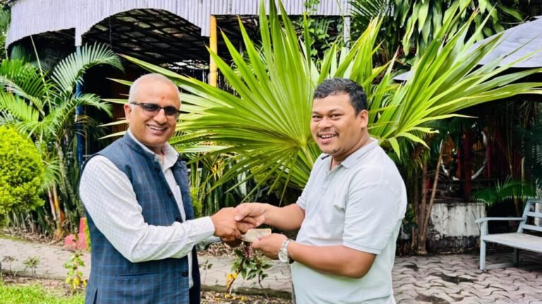  नेता शिव ढुङ्गेलद्वारा पत्रकार उपचार कोषलाइ आर्थिक सहयोग 