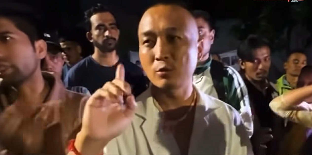 Read more about the article बालुवाटारमा मध्यराति हंगामा : सुदन गुरुङ समूहको प्रधानमन्त्रीविरुद्ध चर्को नाराबाजी