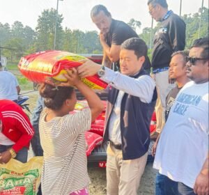 Read more about the article इलाममा एमाले भातृ संगठन युवा संघ नेपालले राहत विरतण सुरु गरेको छ। 