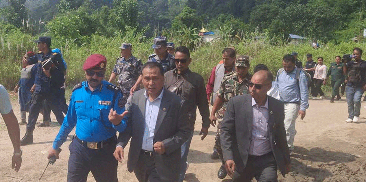 Read more about the article मन्त्री घिसिङद्वारा इलामको बाढी पहिरो प्रभावित क्षेत्रको स्थलगत निरीक्षण 