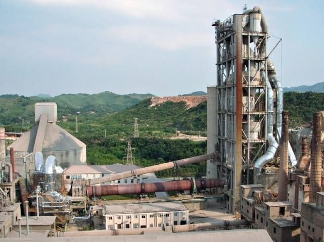 बिजुली काटेपछि दैनिक ६० हजार बोरा सिमेन्ट उत्पादन गर्ने उद्योगले दियो ३ सय बढी मजदुरलाई विदा 