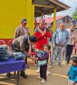 Read more about the article हाम्रो नेपाल साकोसद्वारा नवज्योति विद्यालयका २८ विद्यार्थीलाई शैक्षिक सामग्री वितरण
