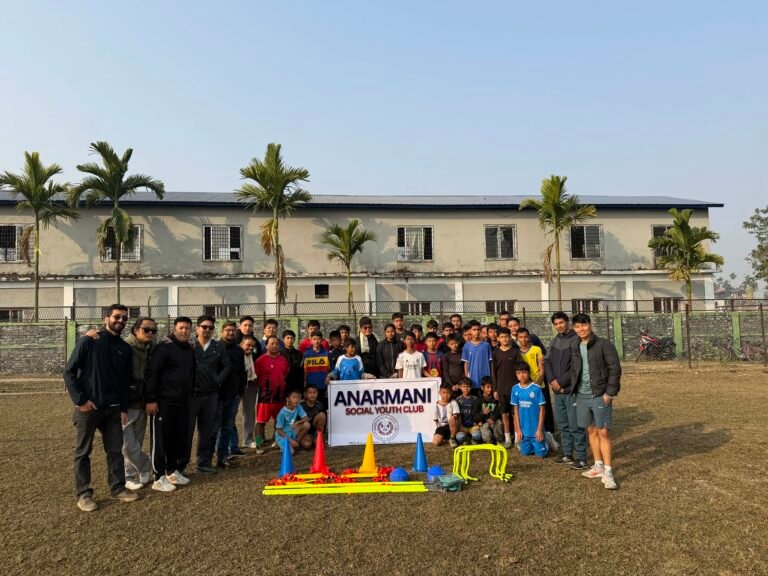 अनारमनी सामाजिक युवा क्लबद्वारा सैनिकका अन्डर–१४ फुटबल खेलाडीहरूलाई प्रशिक्षण सामग्री हस्तान्तरण