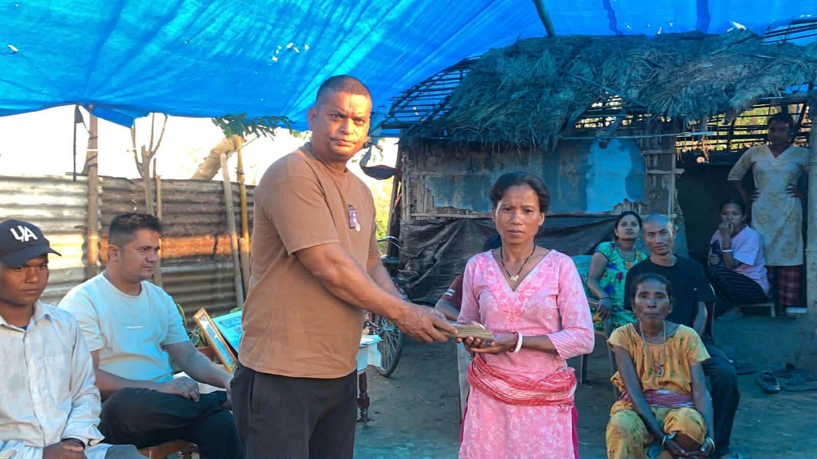 ढडुवा युवा क्लबद्वारा आरती राजवंशीको परिवारलाई सहयोग हस्तान्तरण