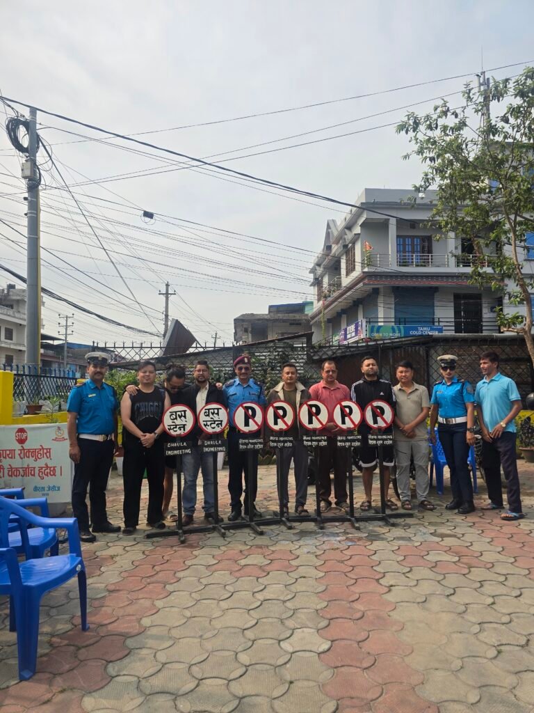 बिर्ताबजार क्षेत्रमा ट्राफिक व्यवस्थापन सुधारका लागि बोर्ड तथा स्टिकर वितरण