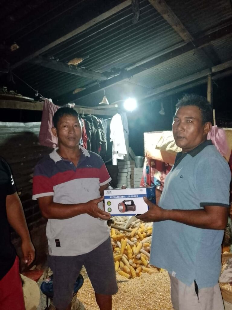 बिर्तामोड ७ मा हात्ती प्रभावित परिवारलाई हात्ती लाइट वितरण