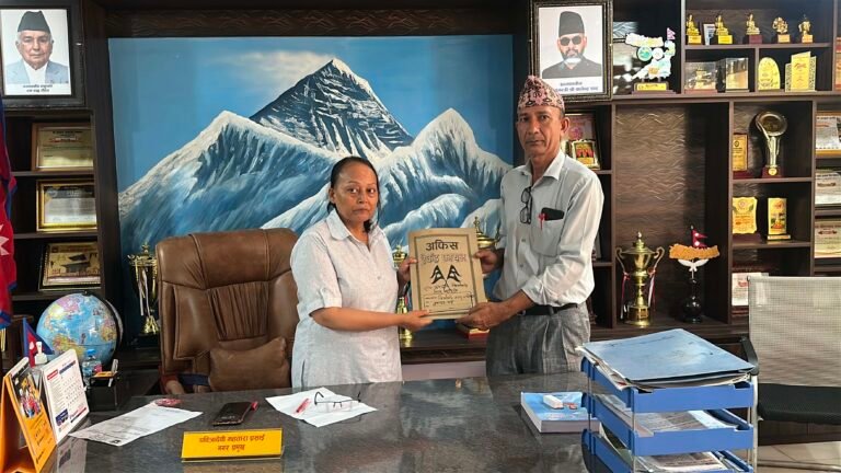 राप्रपा बिर्तामोडद्वारा नगर प्रमुखलाइ  १२ बुँदे ज्ञापनपत्र बुझायो 