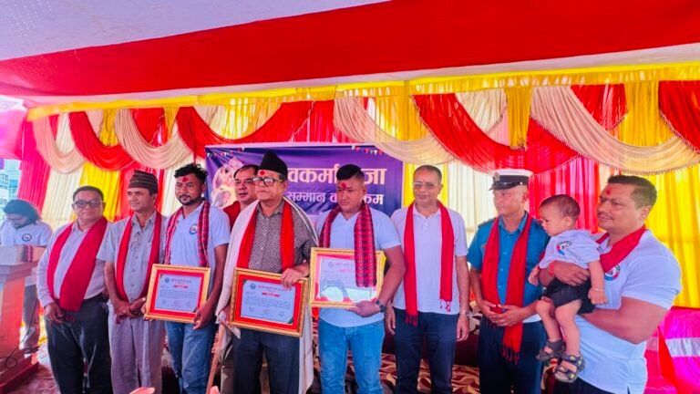 विश्वकर्मा पूजाको दिन पूर्वेली ढुवानी सेवा प्रालिद्वारा कर्मचारीलाई सम्मान र पुरस्कार 